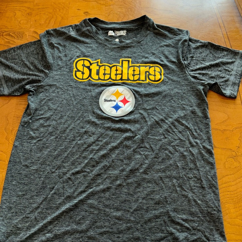 Majestic men’s medium evolution tee cool base Pittsburgh Steelers NFL crew neck